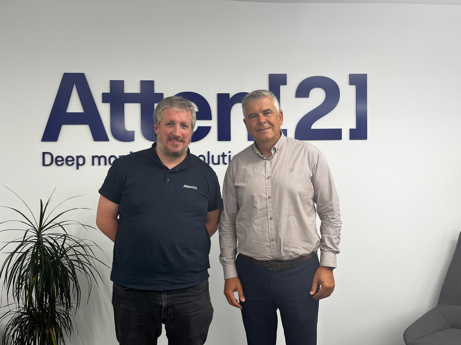 Eneko Gorritxategi de Atten2 y Simon Cortes de Predycsa juntos en las oficinas de Atten2